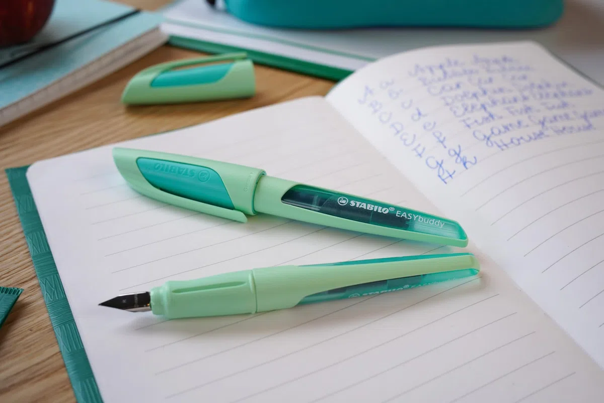 STABILO EASYbuddy - Penna Stilografica Ergonomica per Bambini - Verde Menta - Punta Mancini - Cartuccia Blu inclusa