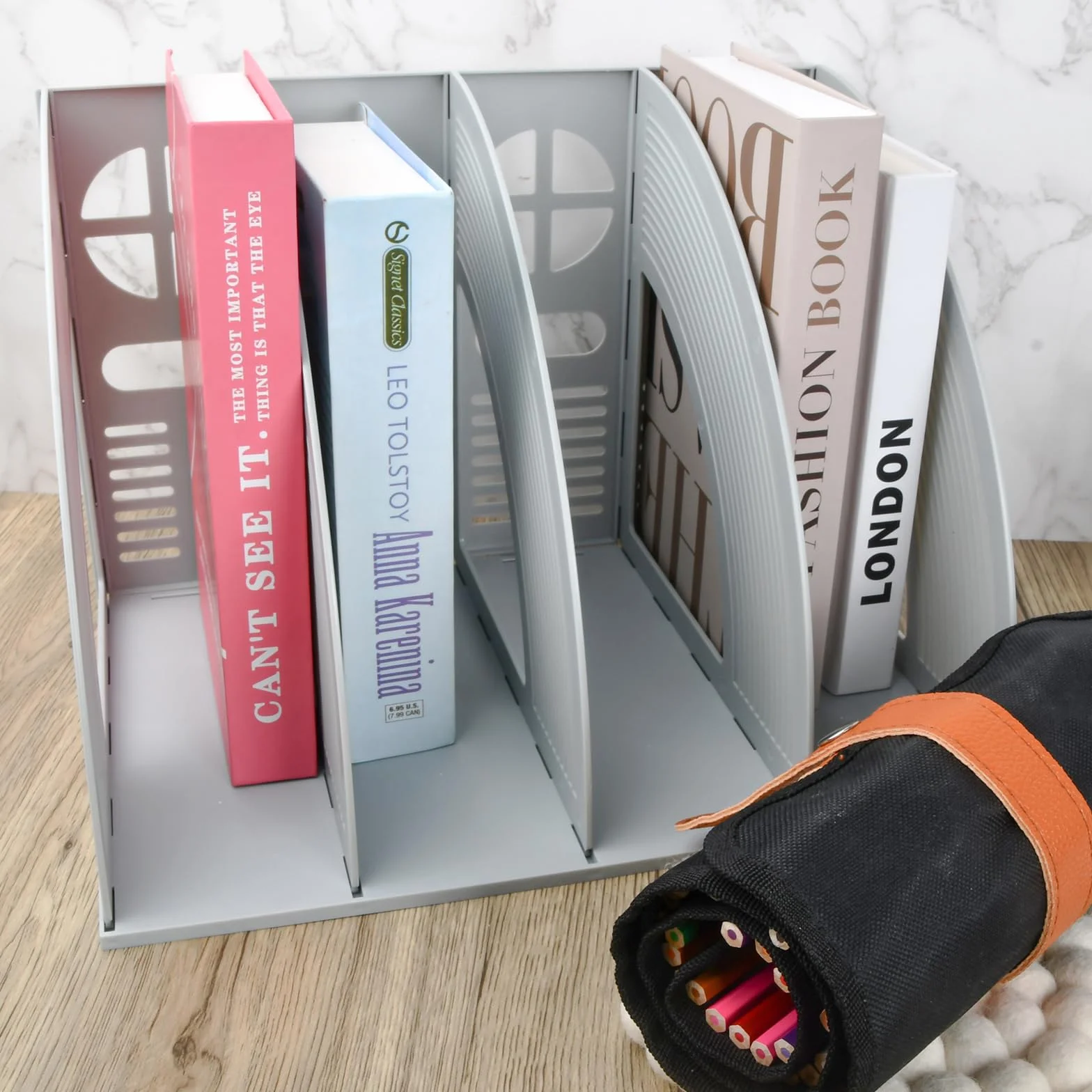 Portariviste con 4 Scomparti, Portariviste da Scrivania Verticale, Porta Quaderni da Scrivania, Robusto Organizer in Plastica per Documenti A4, Porta Libri per Ufficio, Scuola, Casa (Grigio chiaro)